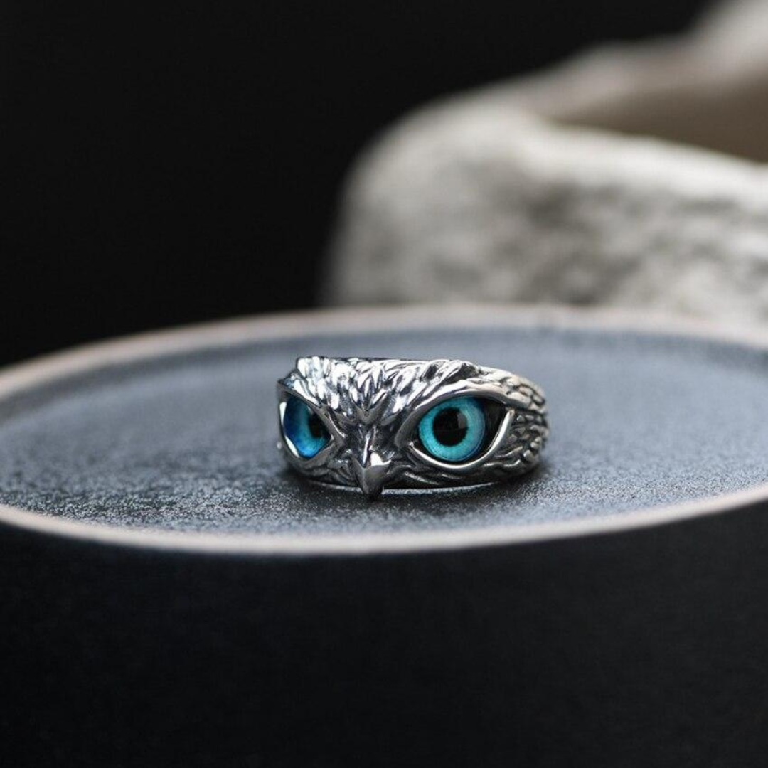 Unik ugle ring for damer, laget av sølv med en mystisk blå opal. Justerbar og elegant.