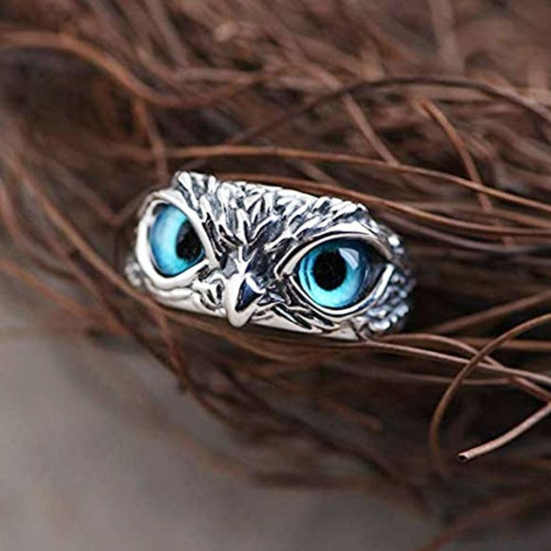 Detaljert sølv ugle ring med fengende blå opal for dame. Justerbar for perfekt passform.