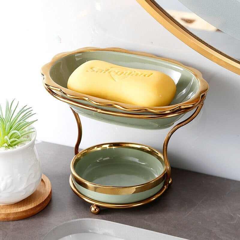 Elegant såpeskål for baderommet. Keramikk design med smart drenering. Tilgjengelig i flere farger.