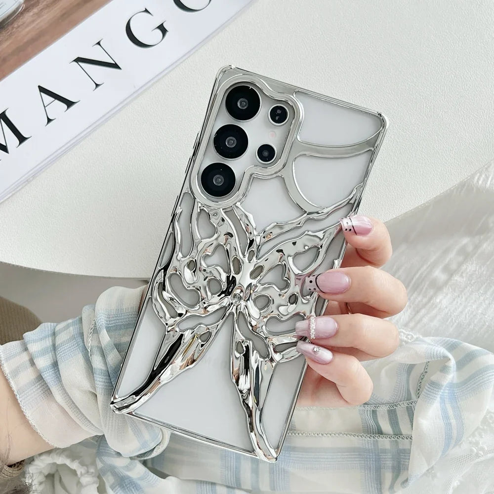 Nærbilde av glitrende 3D sommerfugl på et elegant telefondeksel for Samsung Galaxy S25.