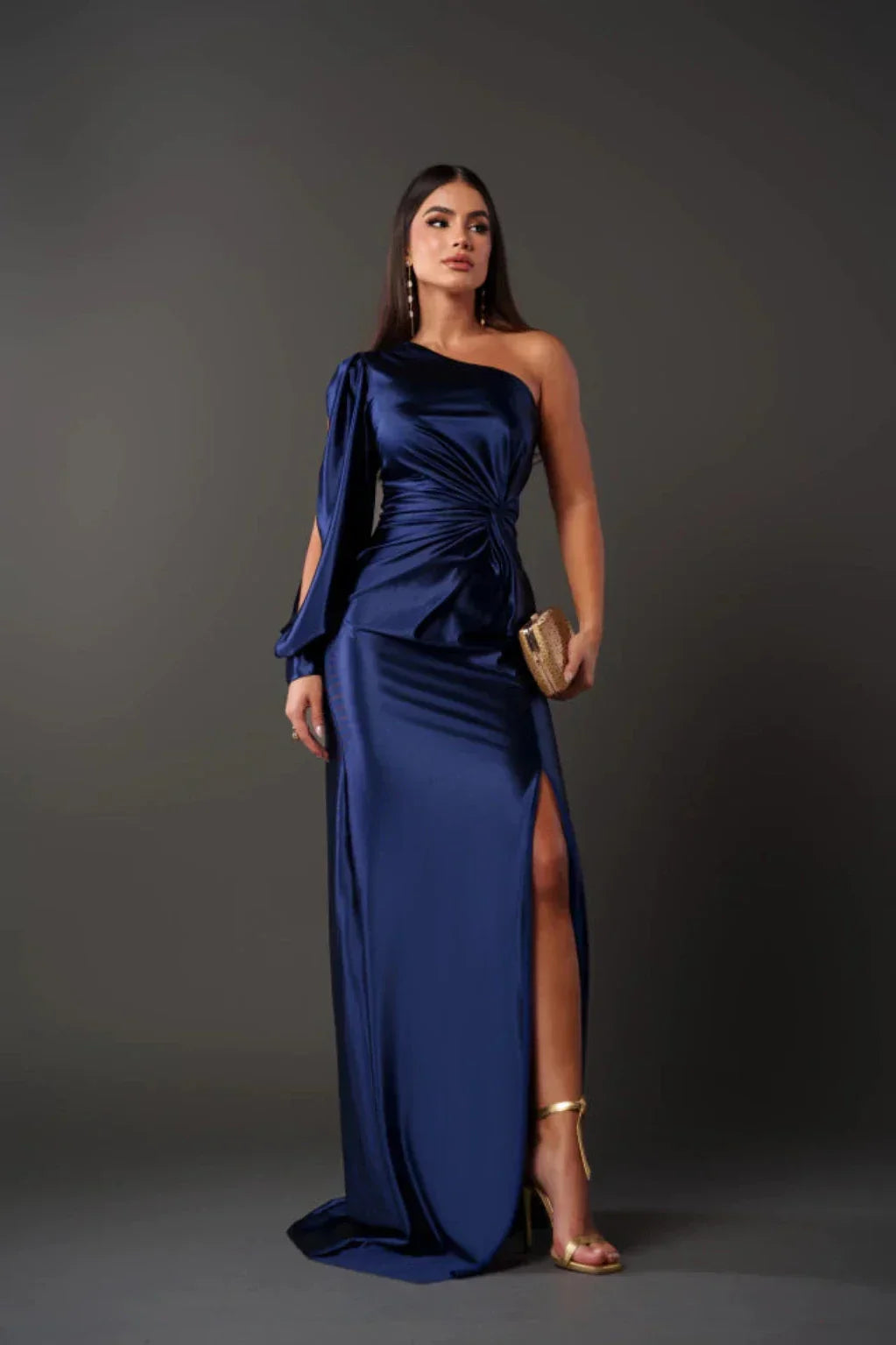 Elegant kvinnekjole i satin med én erme, ideell for spesiell anledning og ball.