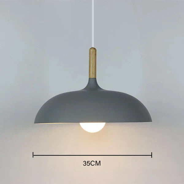 Taklampe med skandinavisk design for moderne hjem. Gir stemningsfull belysning og forbedrer interiøret.