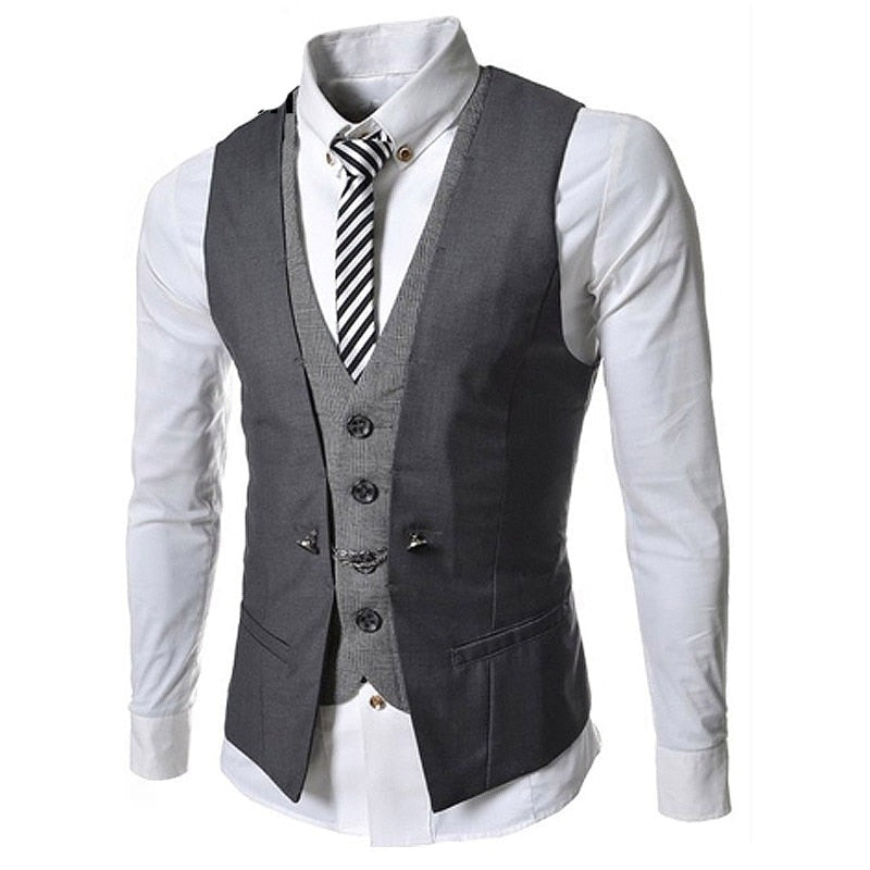 Menns elegante slim fit vest over hvit skjorte. Perfekt for bryllup eller businessmøter.