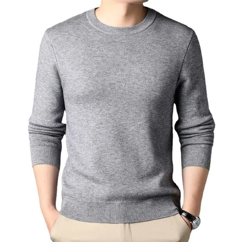 Moderne slim-fit menns pullover. O-hals genser, gir et stilig og velkledd utseende.