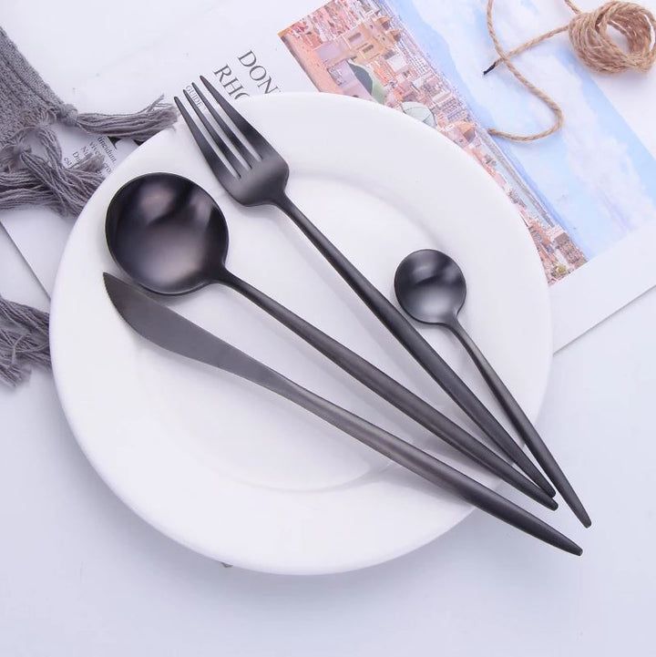 Hverdagsbestikk for middag. Elegant Napoli design bestikksett som tåler oppvaskmaskin, enkelt å rengjøre.