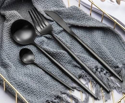 Gaveidé: elegant sort bestikksett med Napoli design. Praktisk og stilfullt middagsbestikk for enhver anledning.