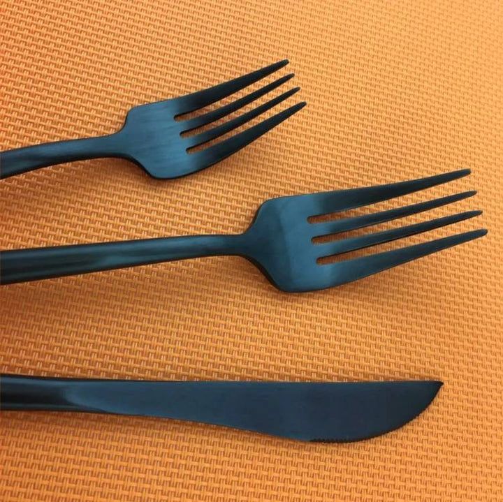 Komplett sort bestikksett for middag, med elegant Napoli design. Moderne kjøkkenutstyr, ideelt for borddekking og fest.