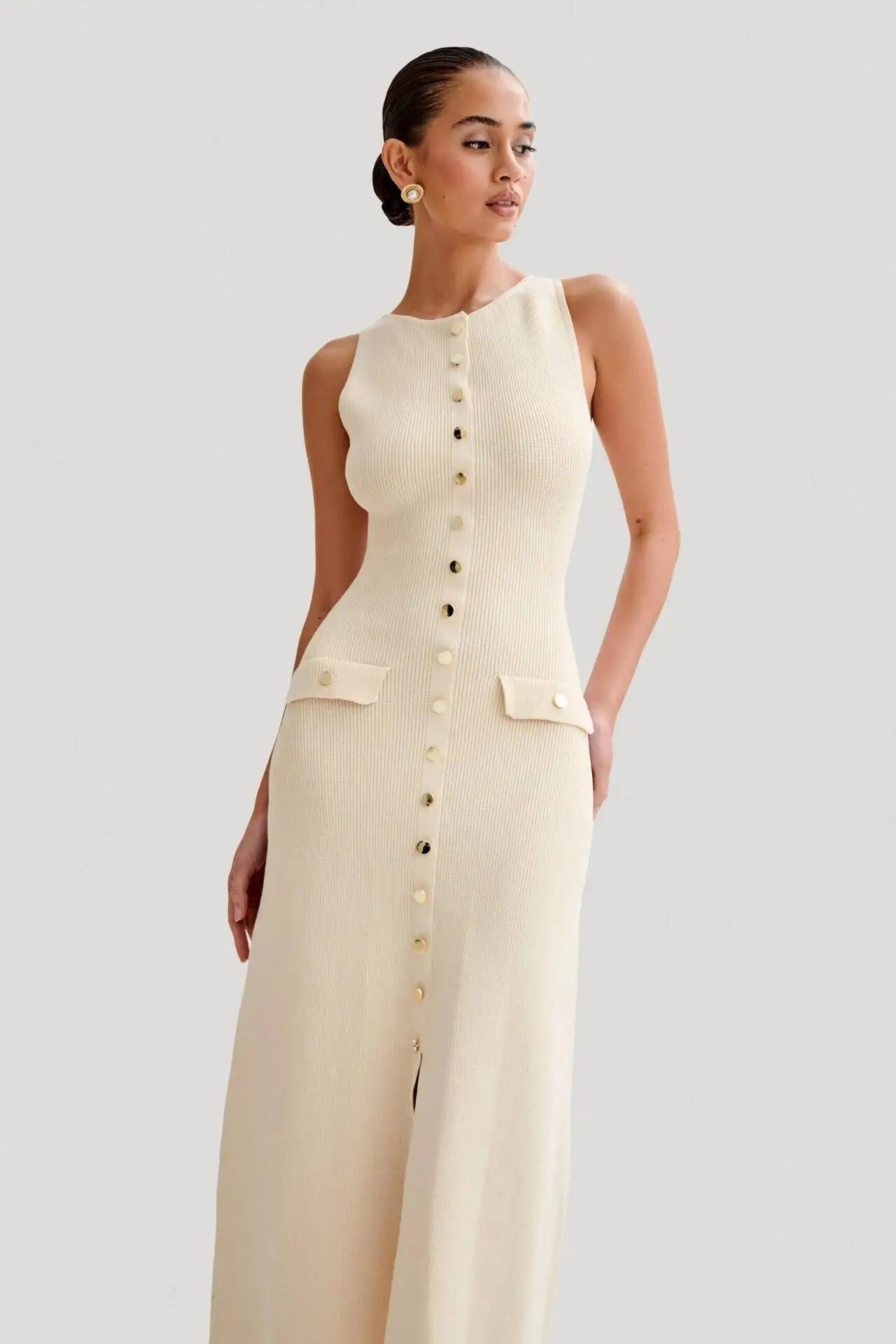 Elegant aprikos bodycon-kjole strikket for kvinner, med knapper. En moteriktig festkjole.