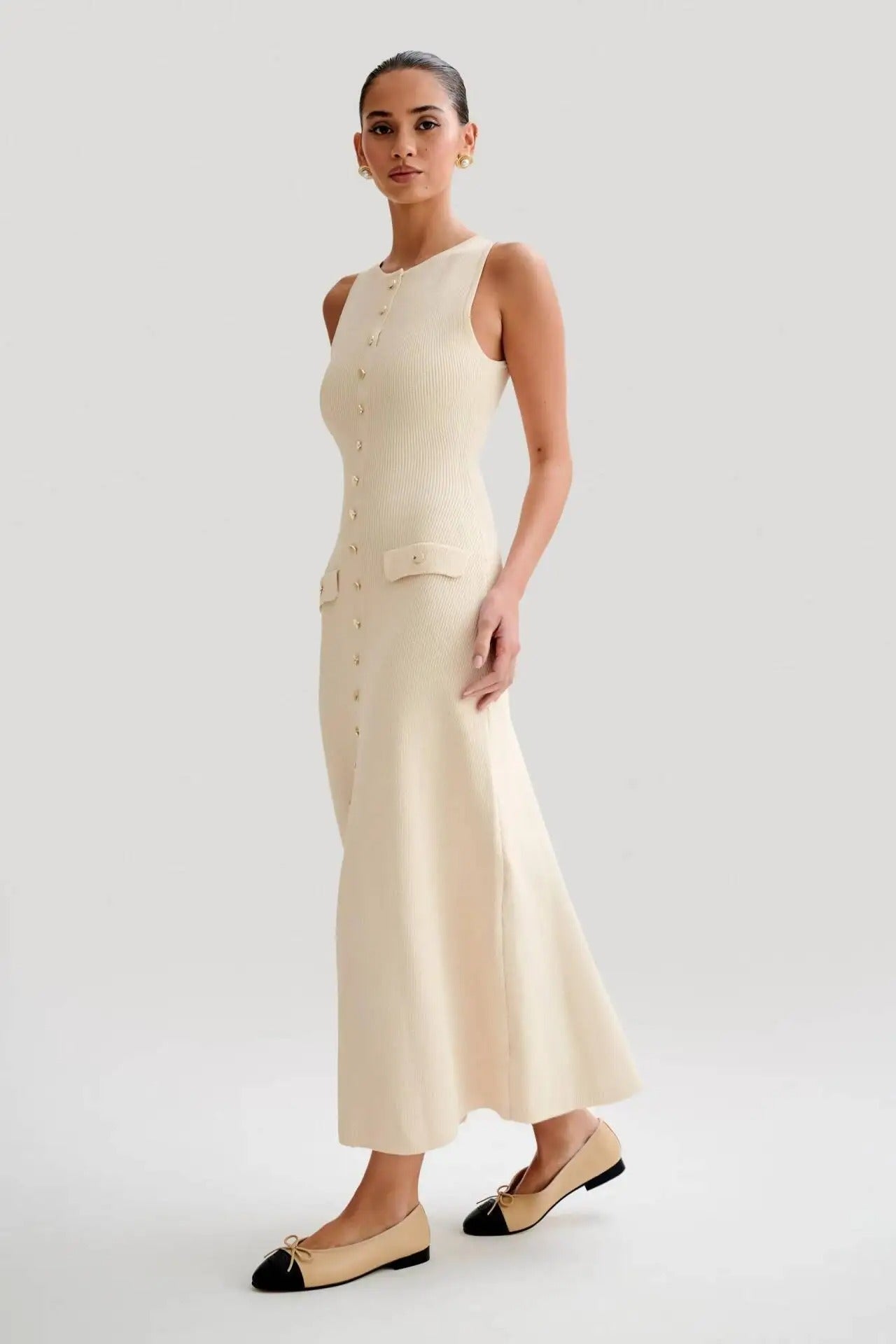 Komfortabel bodycon-kjole i strikket design for kvinner, med elegante knapper.