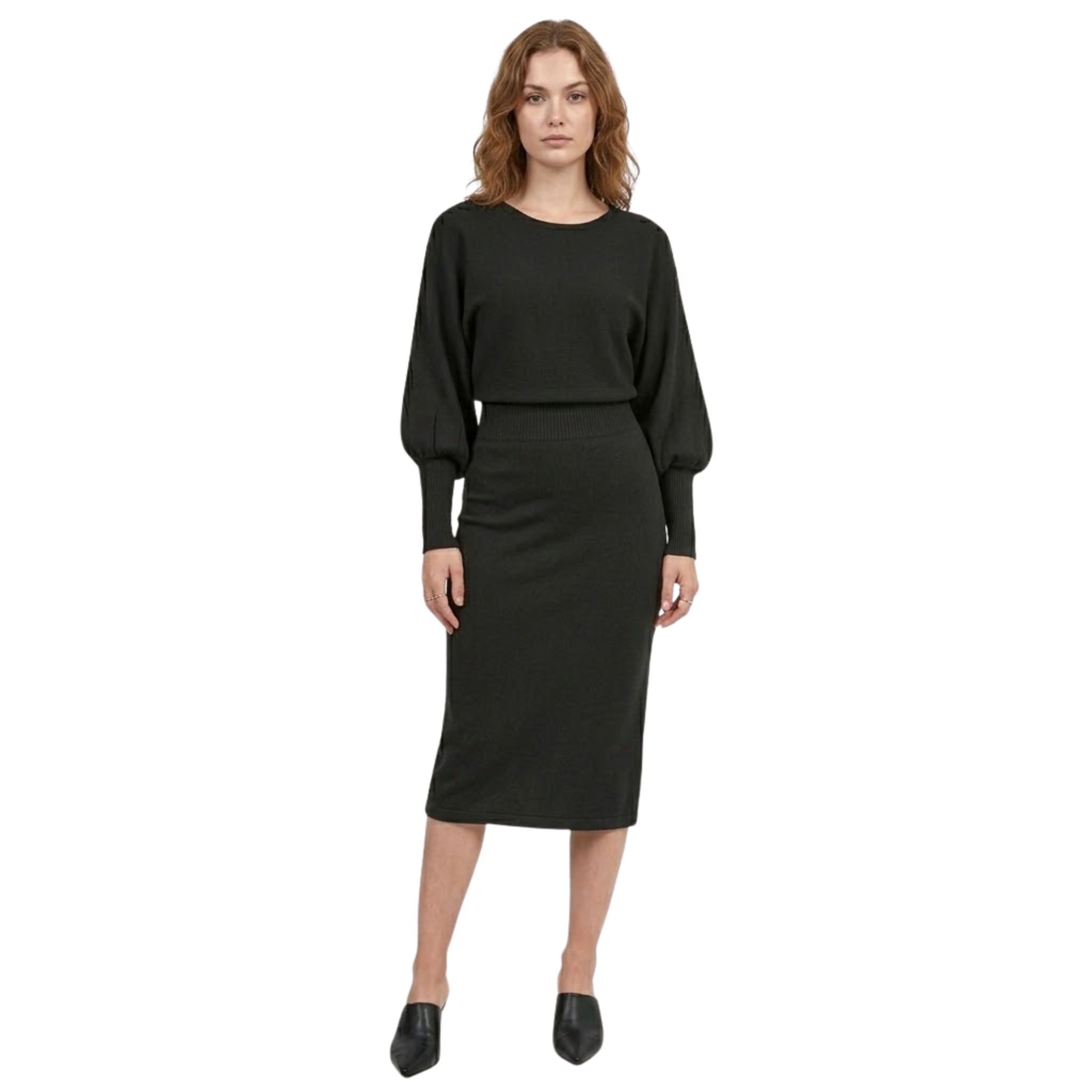 Elegant strikket damekjole med lange ermer; perfekt for komfortabel høst og vinter.