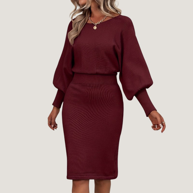 Elegant figursydd strikkekjole for dame, langermet og komfortabel for en flott silhuett.