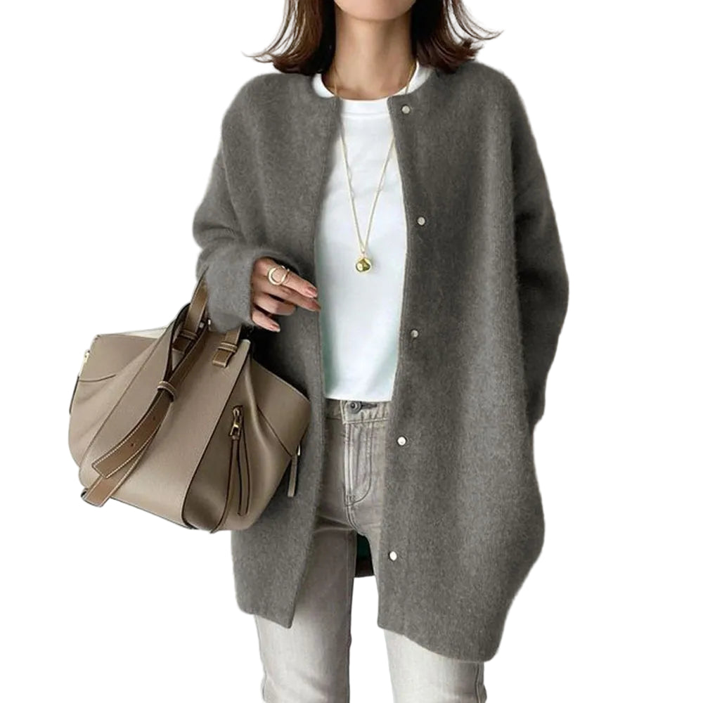Elegant strikket kvinnecardigan med knapper, perfekt for høst og vinter.