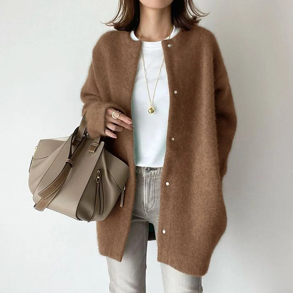 Mote strikket cardigan med knapper til kvinner, enkel å style for et elegant uttrykk.