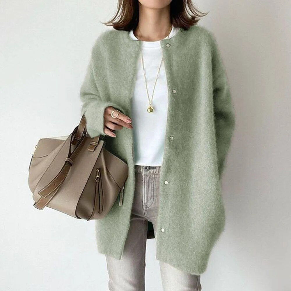 Myk strikket kvinnecardigan med knapper, gir en avslappet og elegant look for enhver anledning.