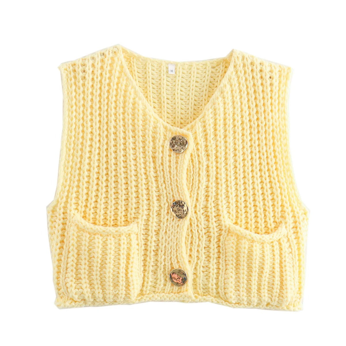 Strikkevest for kvinner med metallknapper stylet over en skjorte. Allsidig damevest for mote og stil.