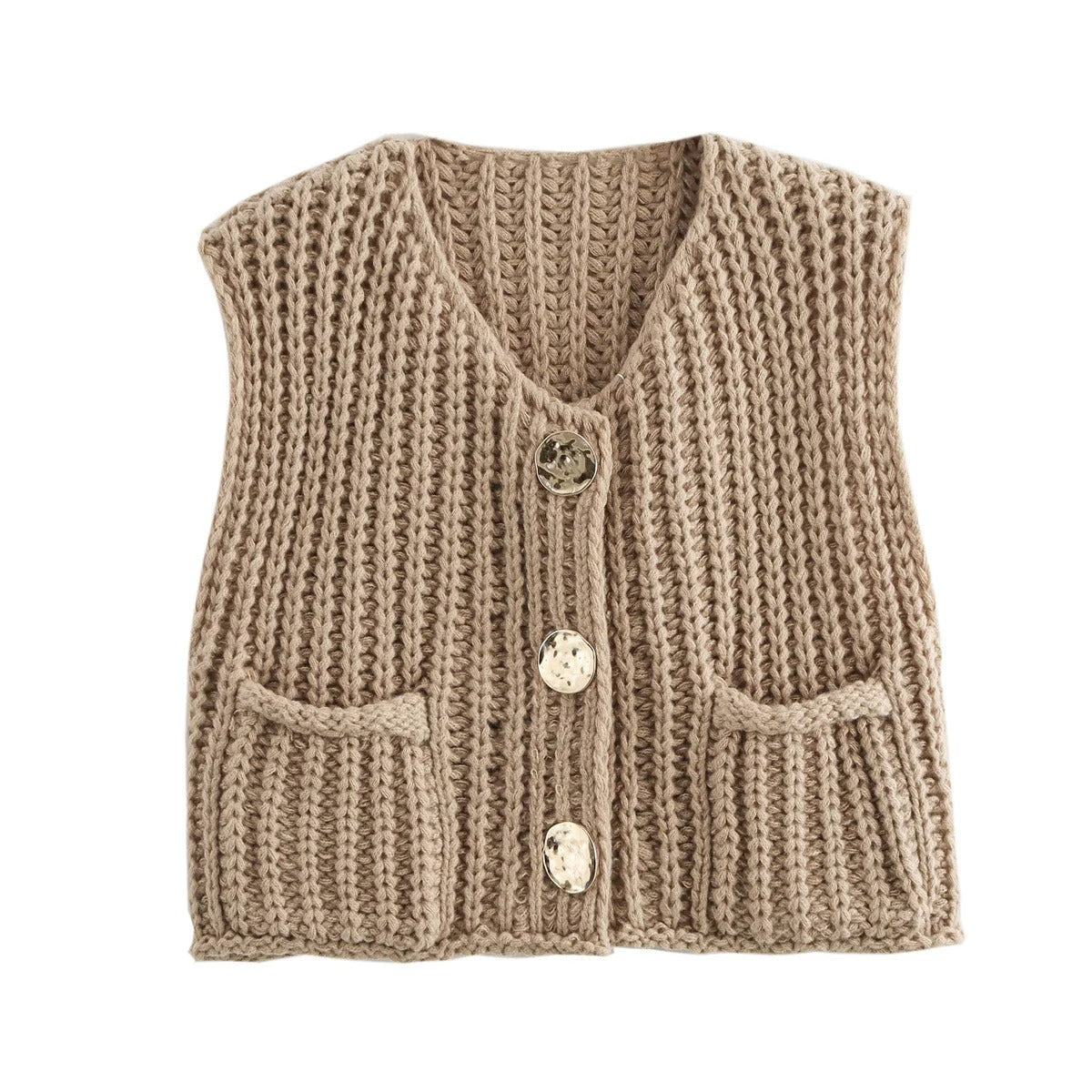 Stilfull kvinne viser frem allsidig strikkevest med metallknapper. Perfekt damevest for mote og komfort.