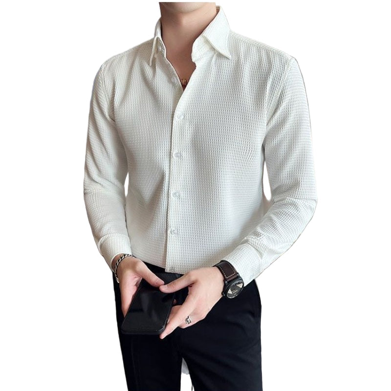 Elegant strukturert knapp-up herreskjorte i lettstelt polyester med kentkrage, perfekt for formelle anledninger.
