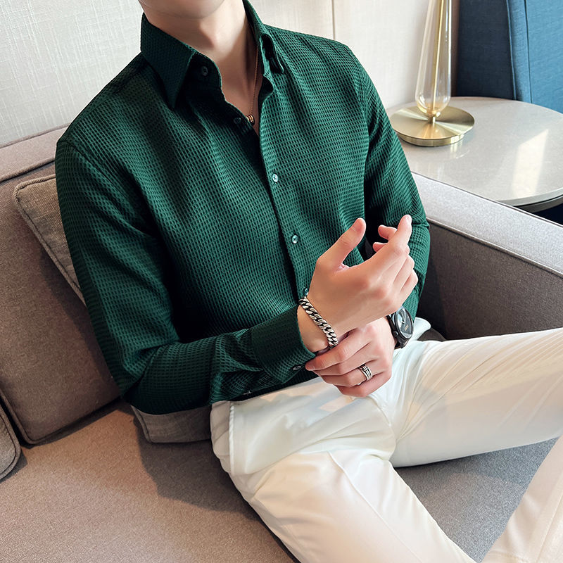 Detalj av den unike strukturen på denne elegante herreskjorten, en komfortabel og moderne knappeskjorte i polyester.