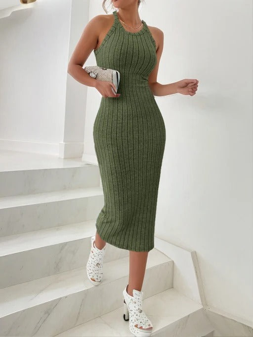 Moderne halterneck bodycon kjole i midilengde, en moteriktig og elegant damekjole.