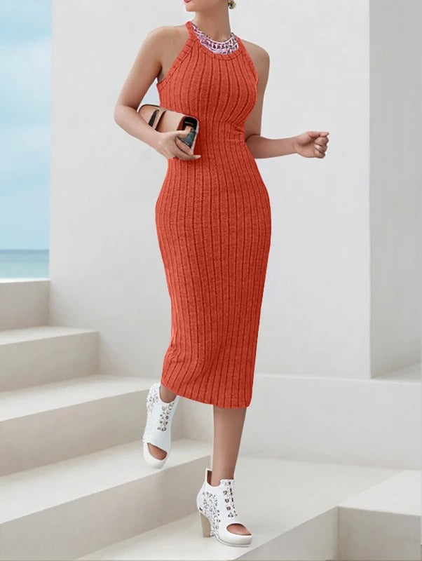 Stilren svart halterneck bodycon kjole, elegant midilengde, ideell for kveldsarrangementer.