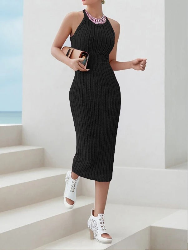 Moteriktig damekjole med halterneck, bodycon-passform og slankende silhuett, ideell som kveldsplagg.