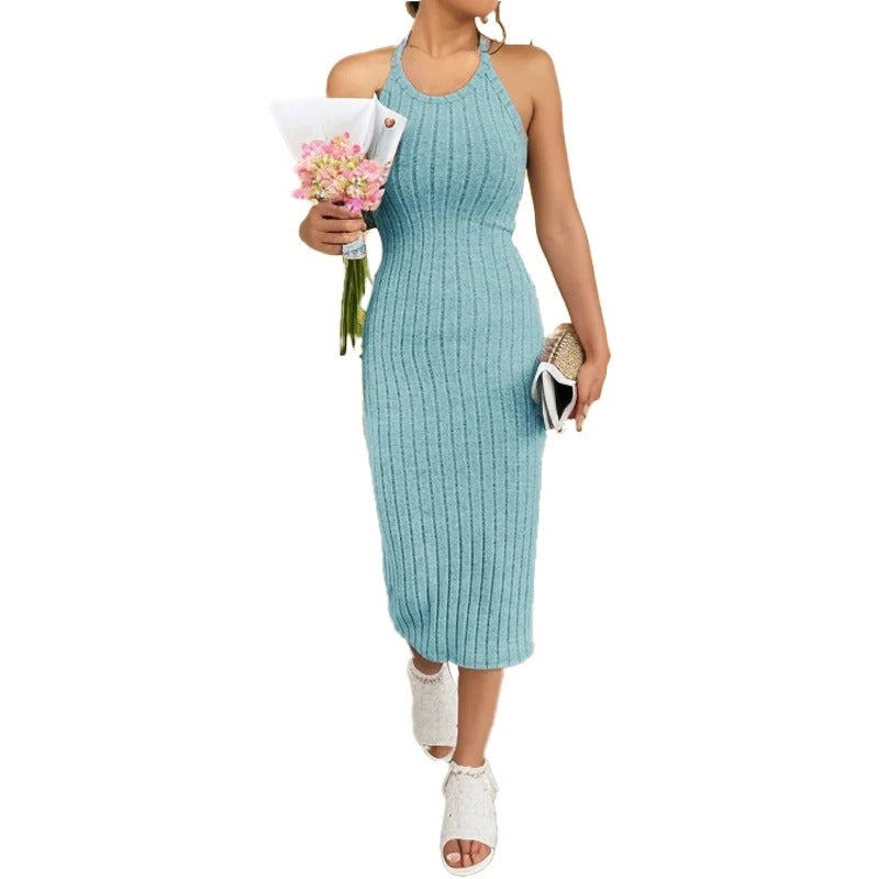 Festklar bodycon damekjole med halterneck, slankende passform og moderne design.