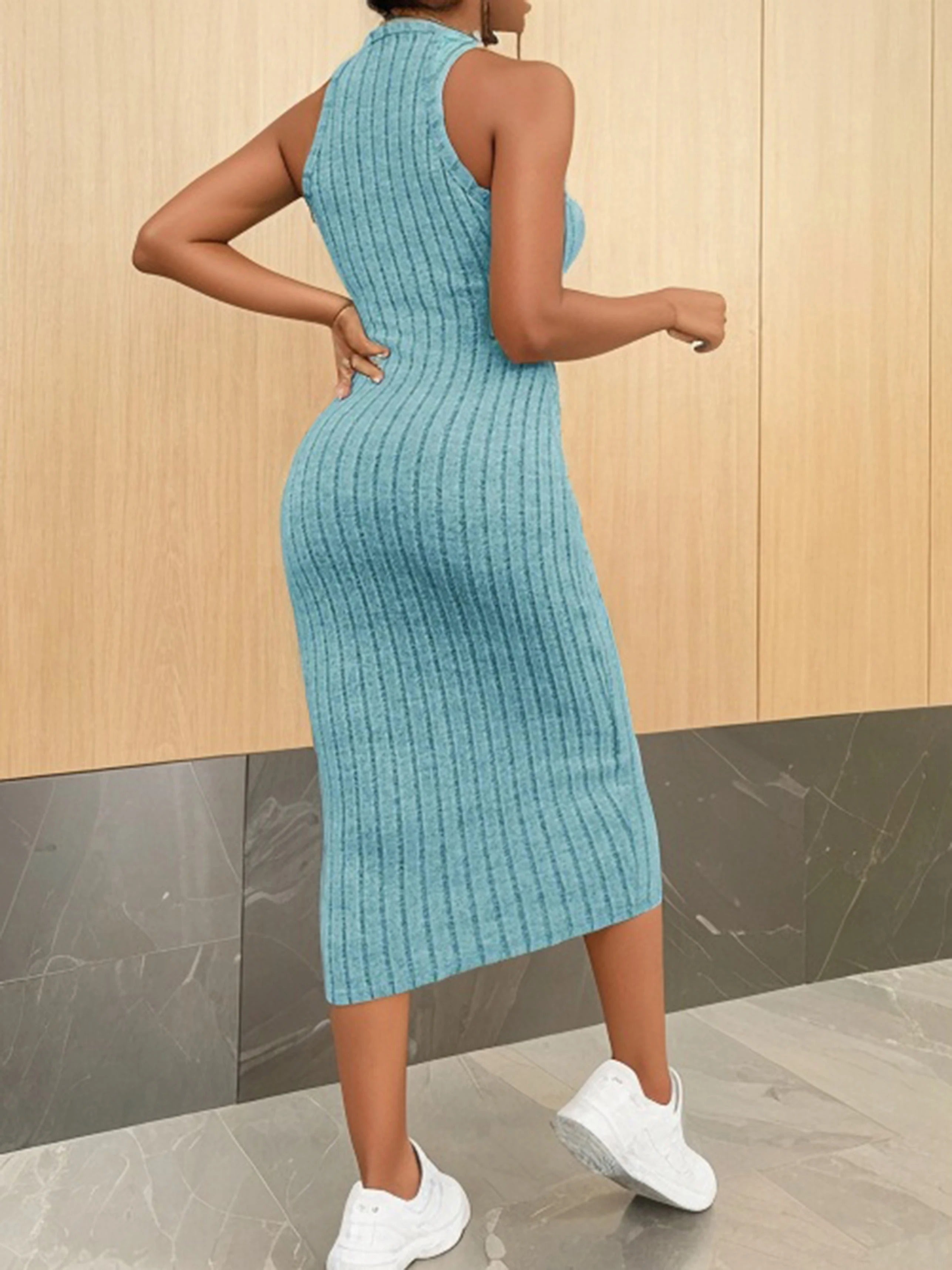 Svart halterneck bodycon kjole til dame, midilengde, perfekt som kveldsplagg eller festkjole.