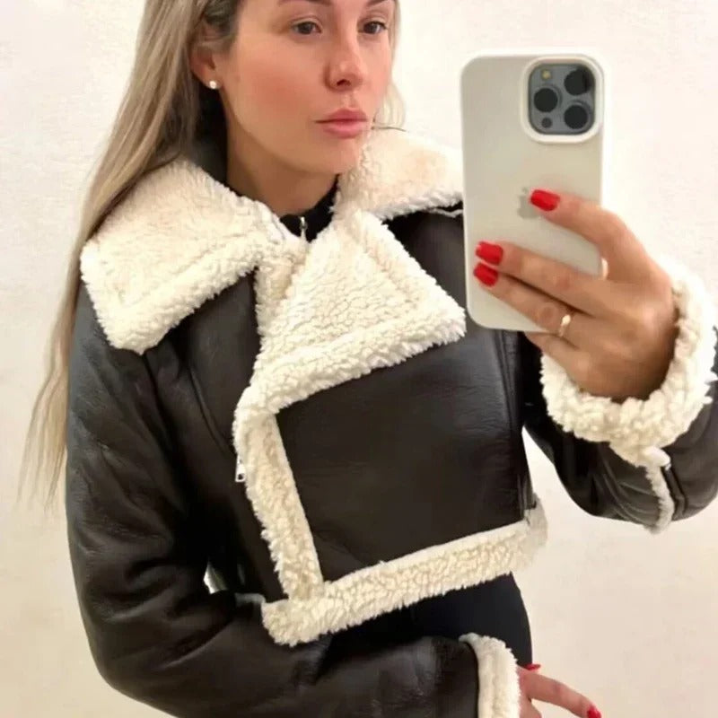 Stilfull damejakke i svart med klassisk krage. Allsidig og tidløs kvinnejakke for elegant stil.