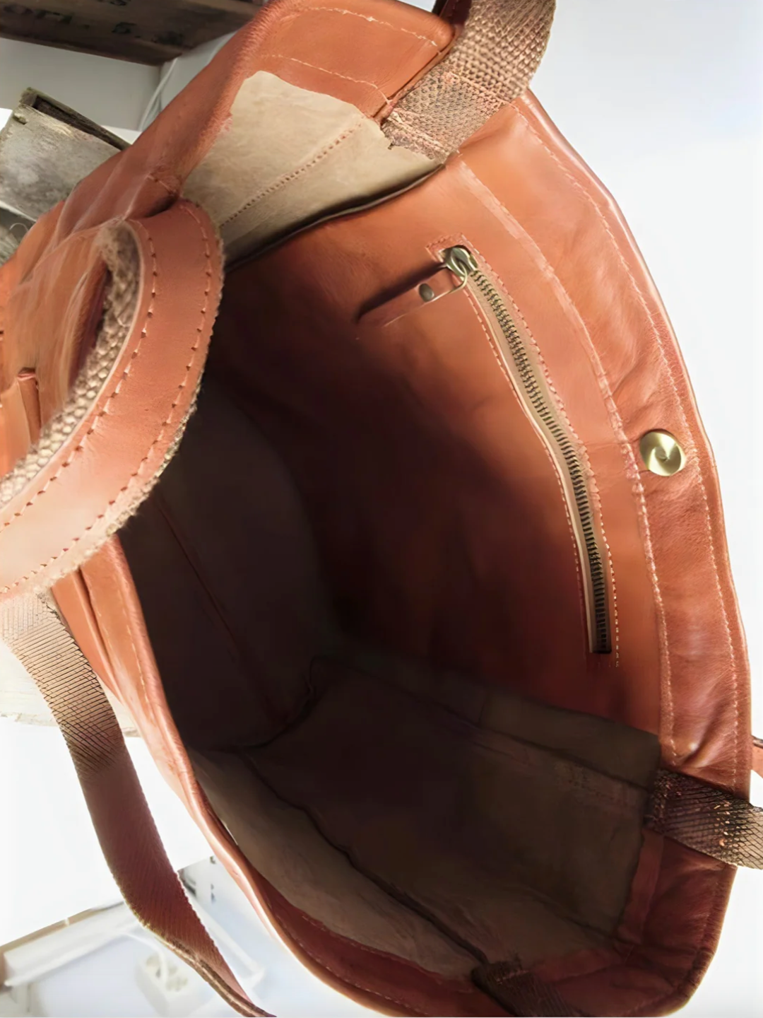 Stilren dameveske med avtakbar skulderrem, perfekt som kontorveske eller til en elegant kveldslook.