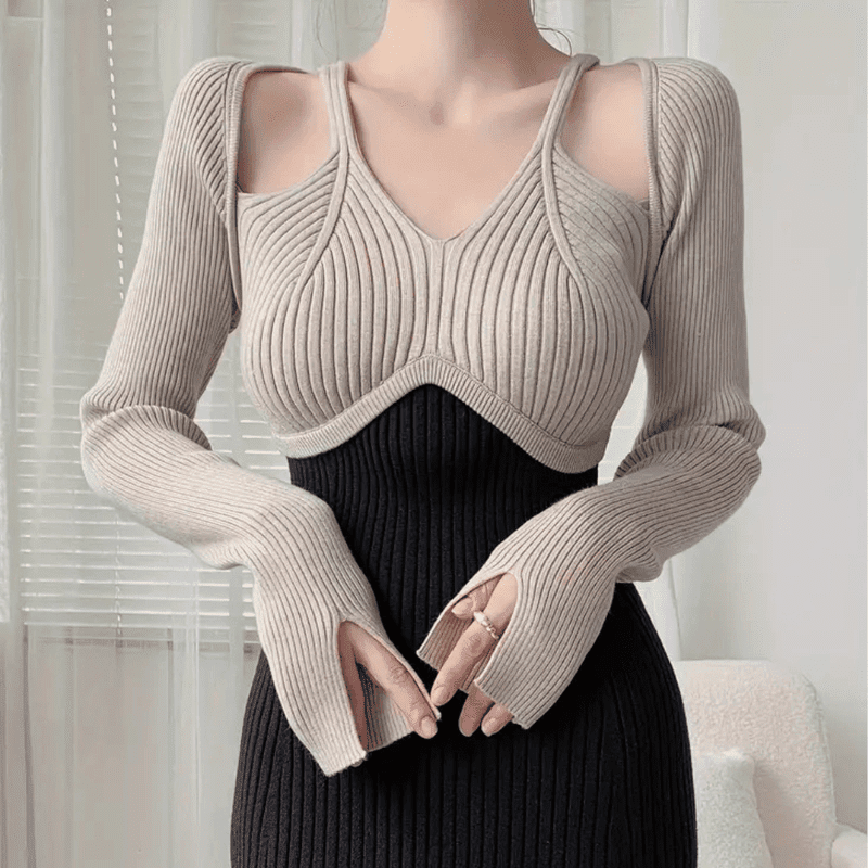 Allsidig, lang kvinnekjole med lange ermer i svart polyester. En elegant hverdagskjole eller formell kjole.
