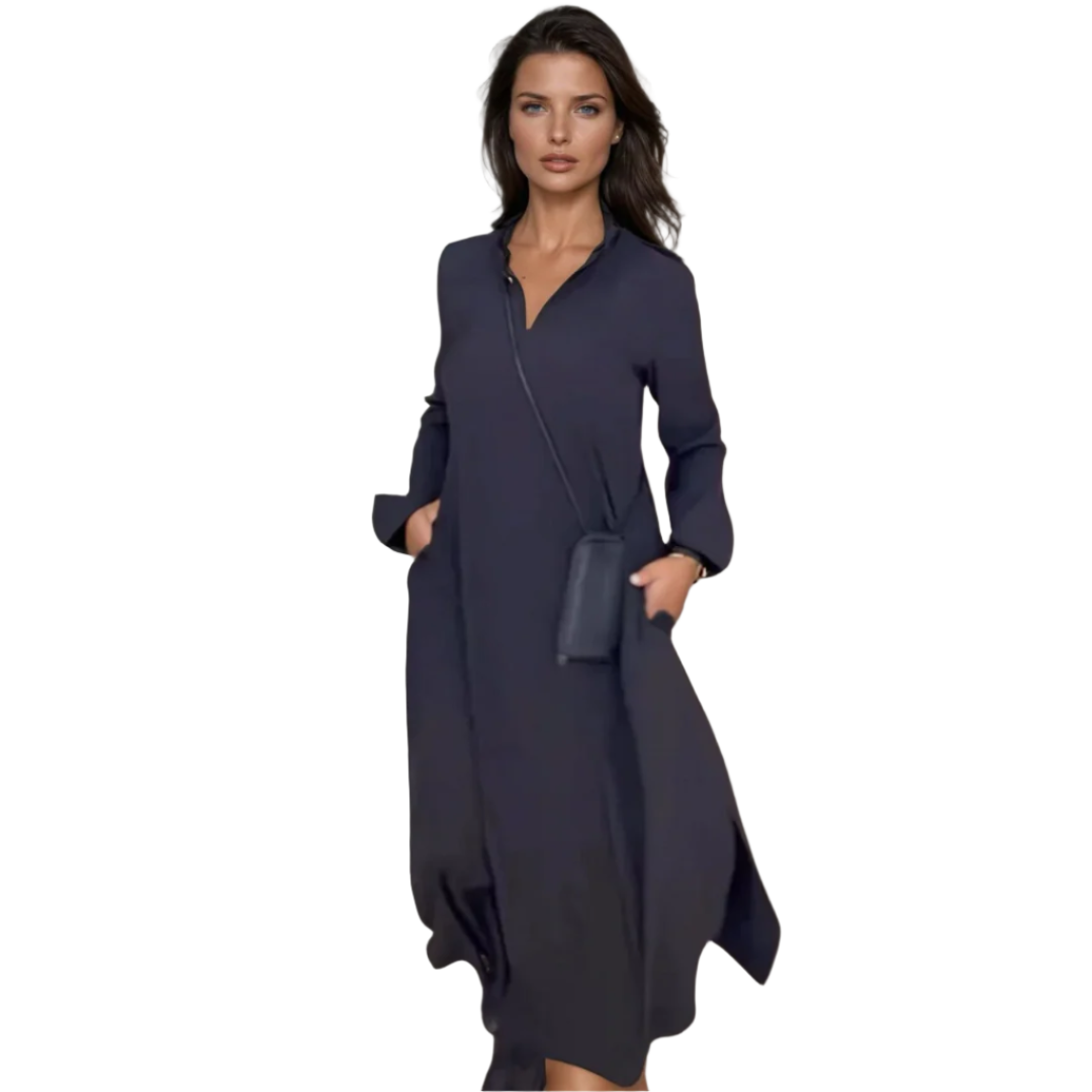 Elegant svart maxi kjole for kvinner med dyp V-hals, drapering og sexy sideslitt. Perfekt som aften- eller festkjole.