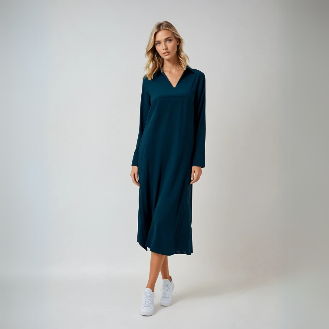 Lang drapert maxi kjole i elegant design med V-hals og sideslitt. Ideell for formelle anledninger og selskap.