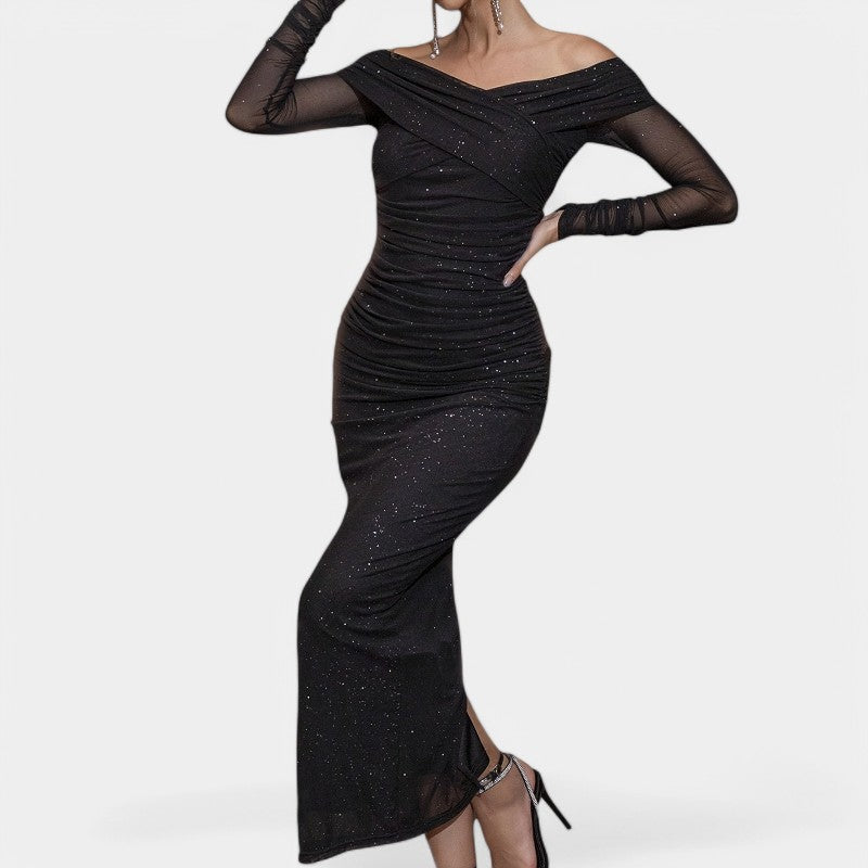 Komfortabel off-shoulder aftenkjole med lange ermer. Stilren kvinne kjole for spesielle anledninger.