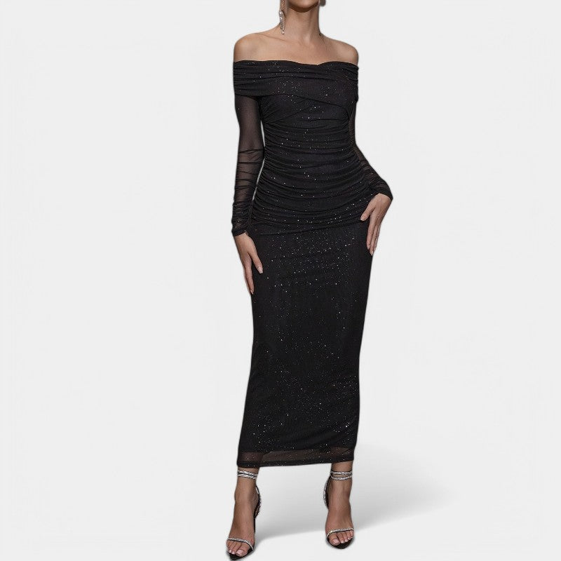 Trendy kvinne kjole med off-shoulder design og lange ermer. Elegant og komfortabel svart kjole.