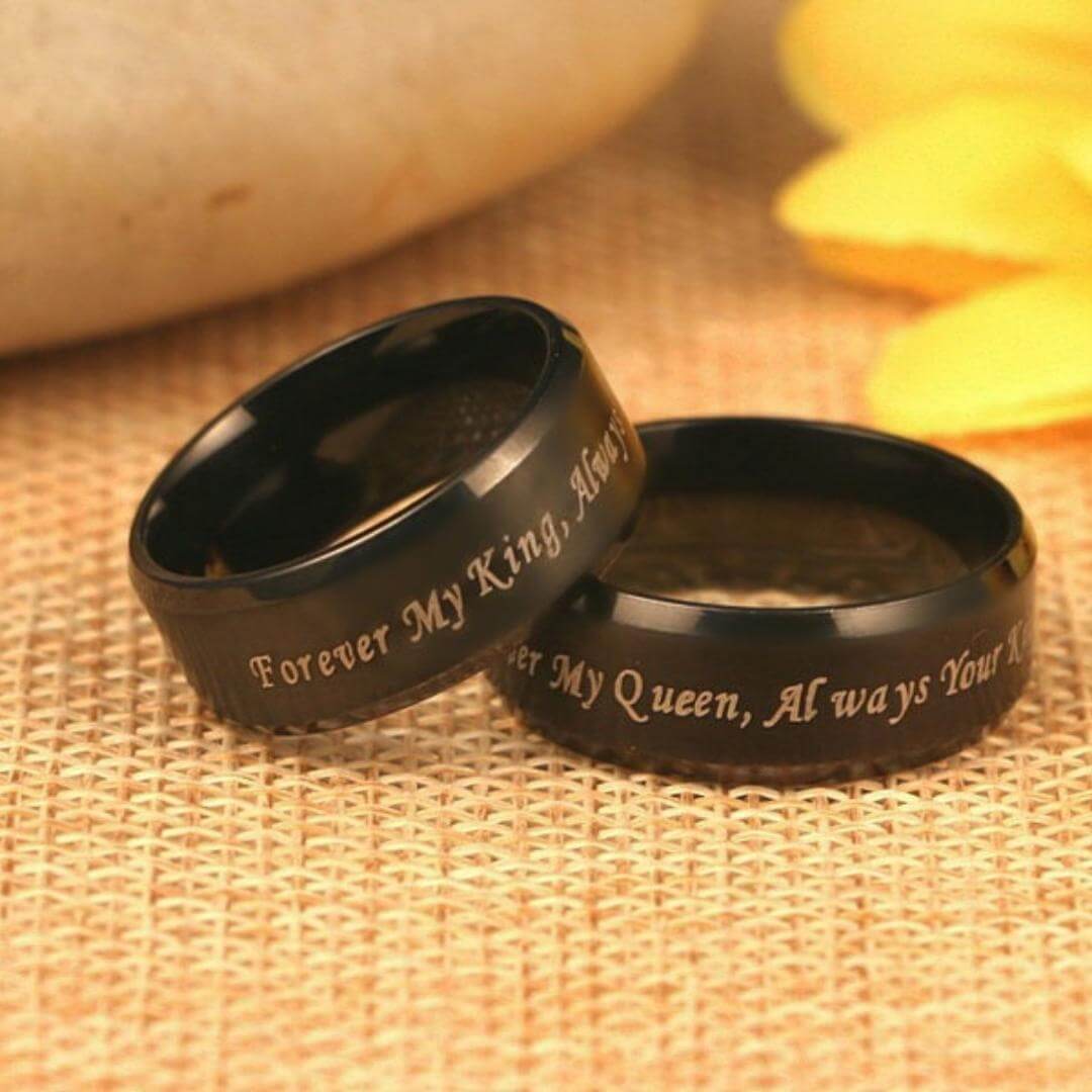 Svart rustfri stålring, tidløs og klassisk design, ideell som promise ring eller jubileumsgave.