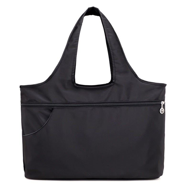 Elegant svart skulderveske for kvinner, romslig til hverdag og reise.