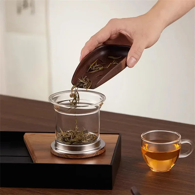 Elegant servering: tekanne med infuser for løs te, perfekt for selskap og hverdagsbruk.