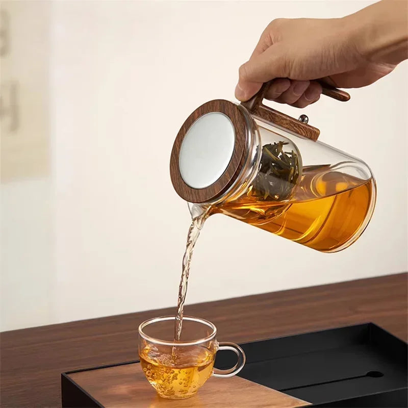 Romslig tekanne med avtagbar infuser for optimal brygging av løs te. Elegant og funksjonell for kjøkkenet.