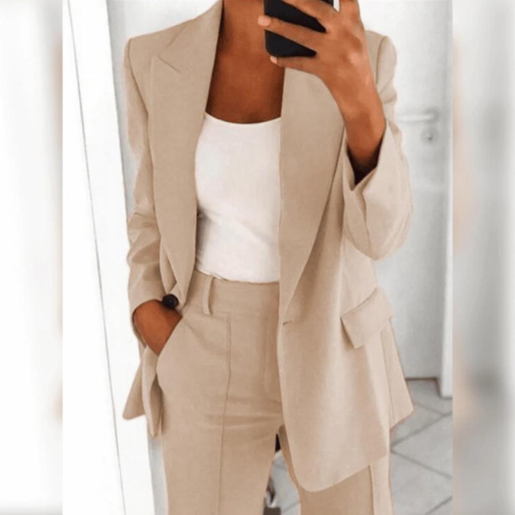 Dame i elegant todelt dressett, presenterer et formelt og stilrent antrekk for jobb og fest.