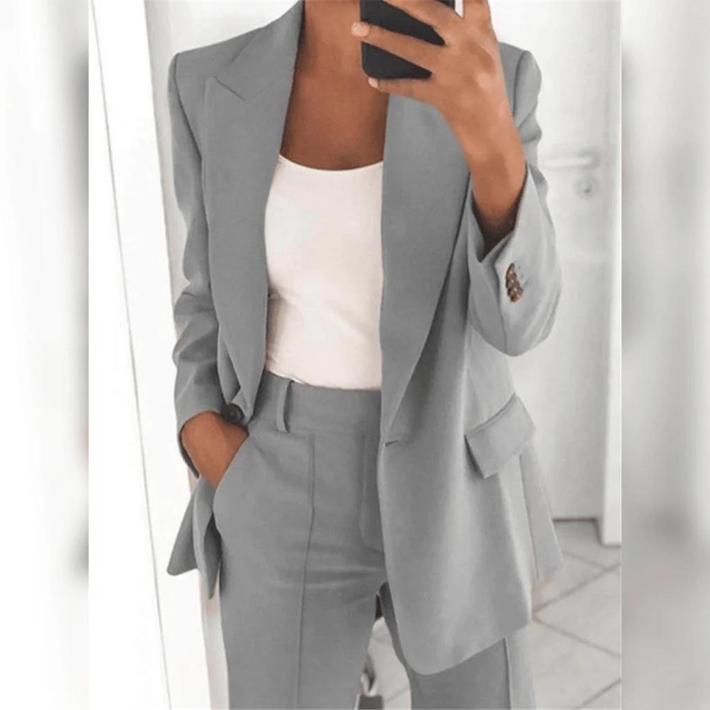 Klassisk todelt dressett for dame, med elegant blazer og matchende bukser. Tidløst formelt design.