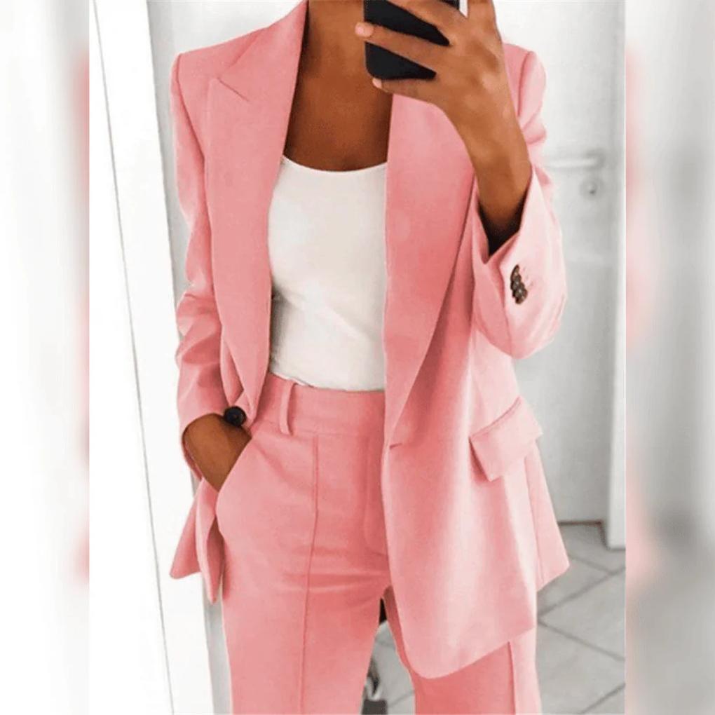 Elegant todelt dressett for dame; perfekt for kontorantrekk, business og stilfulle festanledninger.