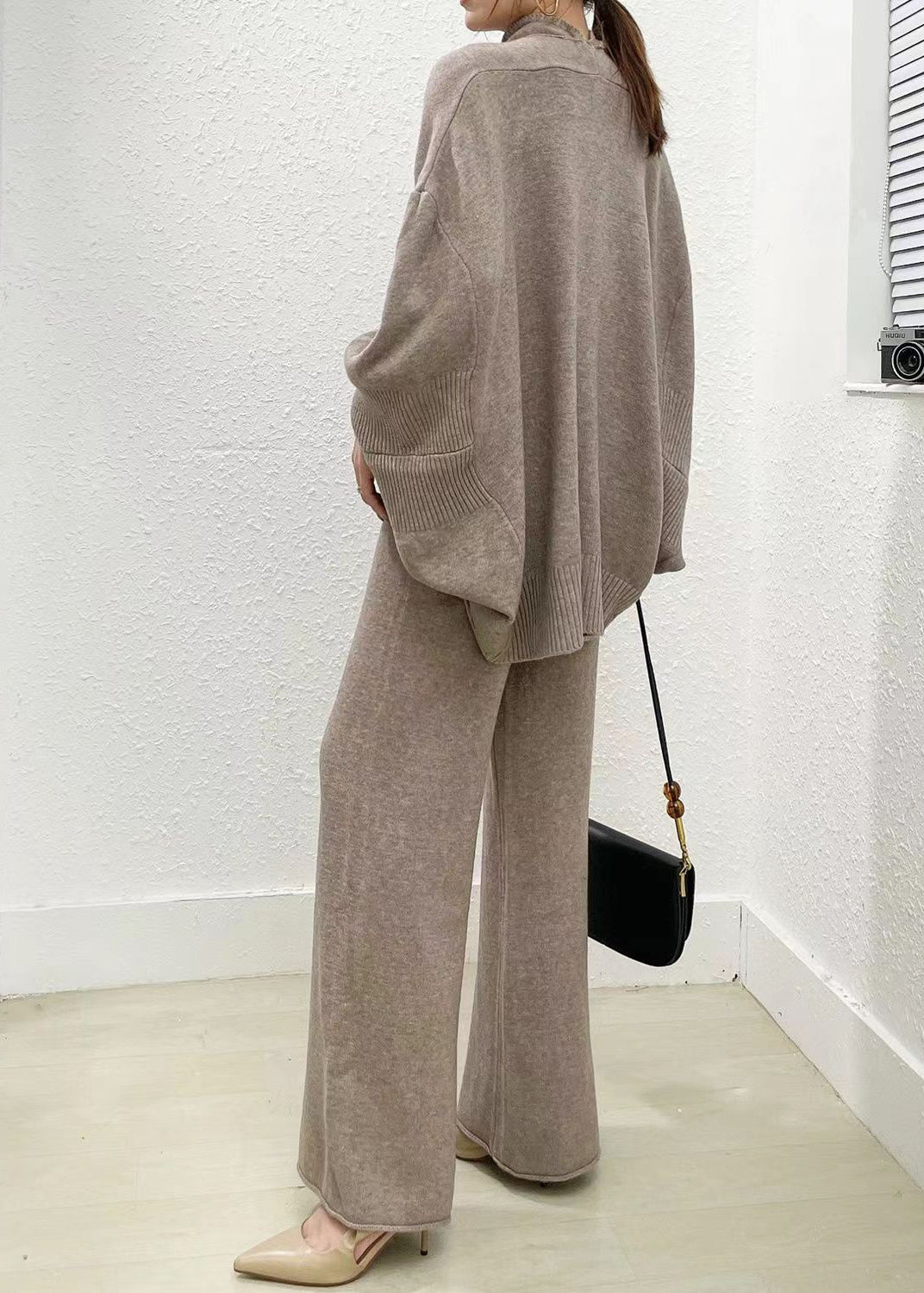 Dame todelt sett med vide ben, komfortabelt og elegant for både hverdag og spesielle anledninger.