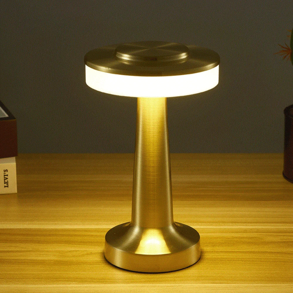 Dimmbar LED trådløs bordlampe som skaper stemningslys; USB-ladbar og perfekt for nattbordet.