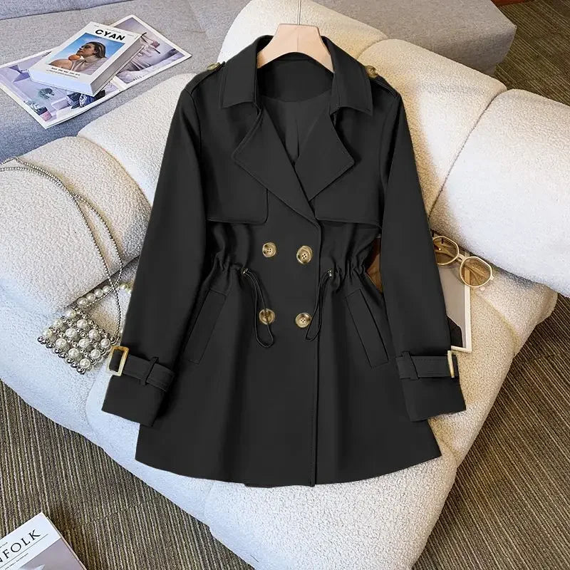 Klassisk mellomlang trench coat for kvinner, ideell som stilrent yttertøy for høst og vår.
