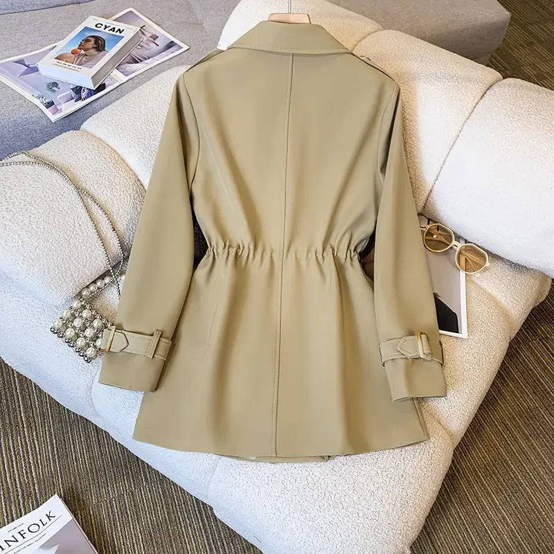 Damejakke: Tidløs trench coat i mellomlang modell. Perfekt for business stil, formelle anledninger og hverdag.