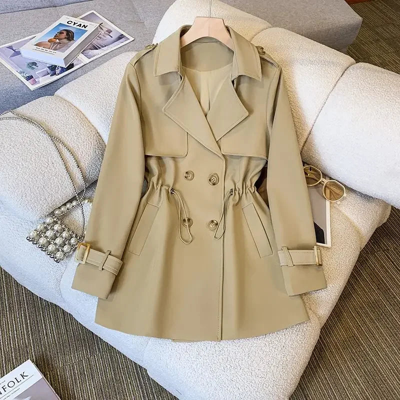 Moderne klassisk trench coat for kvinner, mellomlang og elegant. Et must-have for en sofistikert vår- eller høstlook.