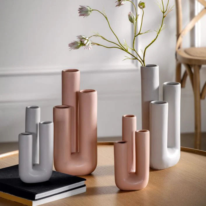 Moderne og dekorativ trerørs vase som skaper et elegant fokuspunkt i ethvert rom. Ideell for hjemmedekor.