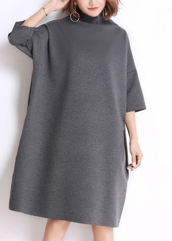 Komfortabel hverdagskjole for damer. Turtleneck og halve ermer gir et elegant, men avslappet uttrykk.