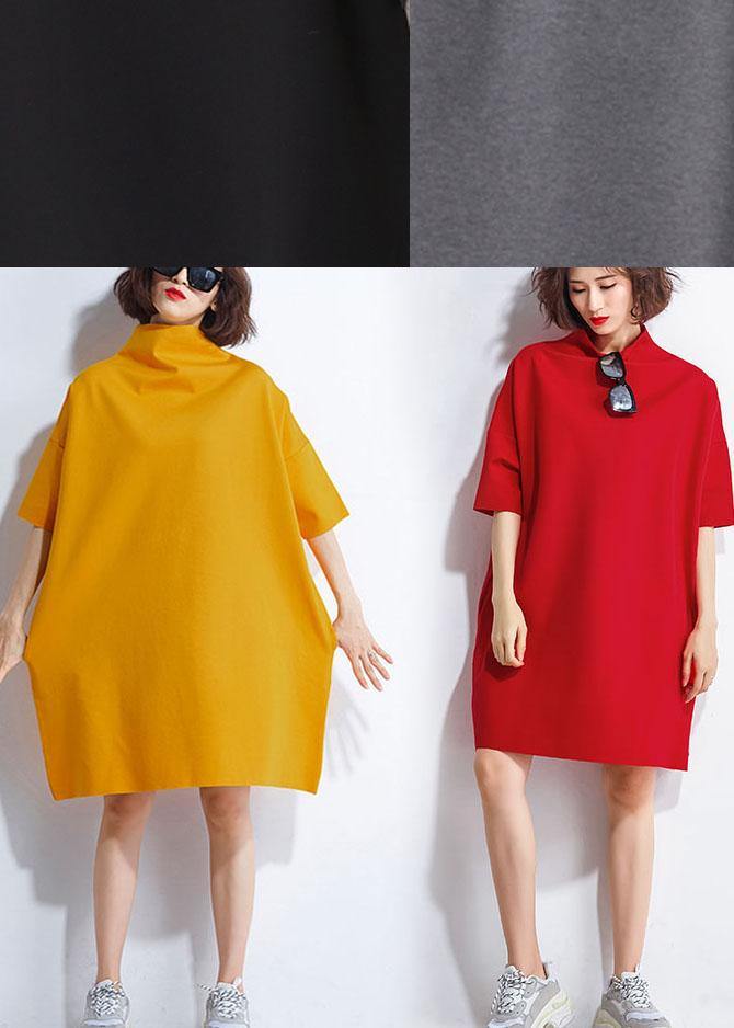 Tidløs damemote: Halvermet turtleneck kjole med løs passform. En elegant og komfortabel kjole for fest eller hverdag.