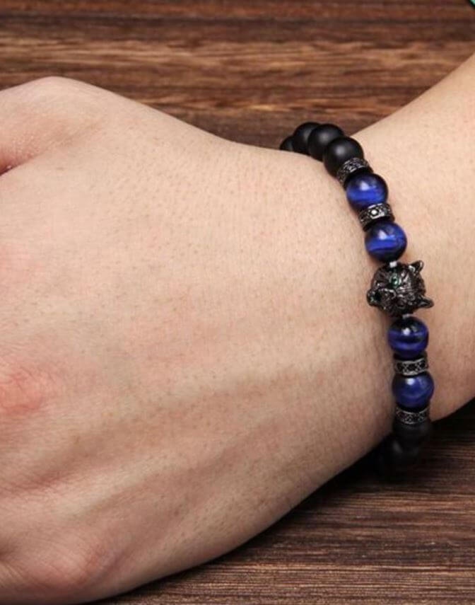 Tigerøye armbånd med unikt ulvemotiv. Elastisk perlearmbånd, perfekt smykke for dame og herre.